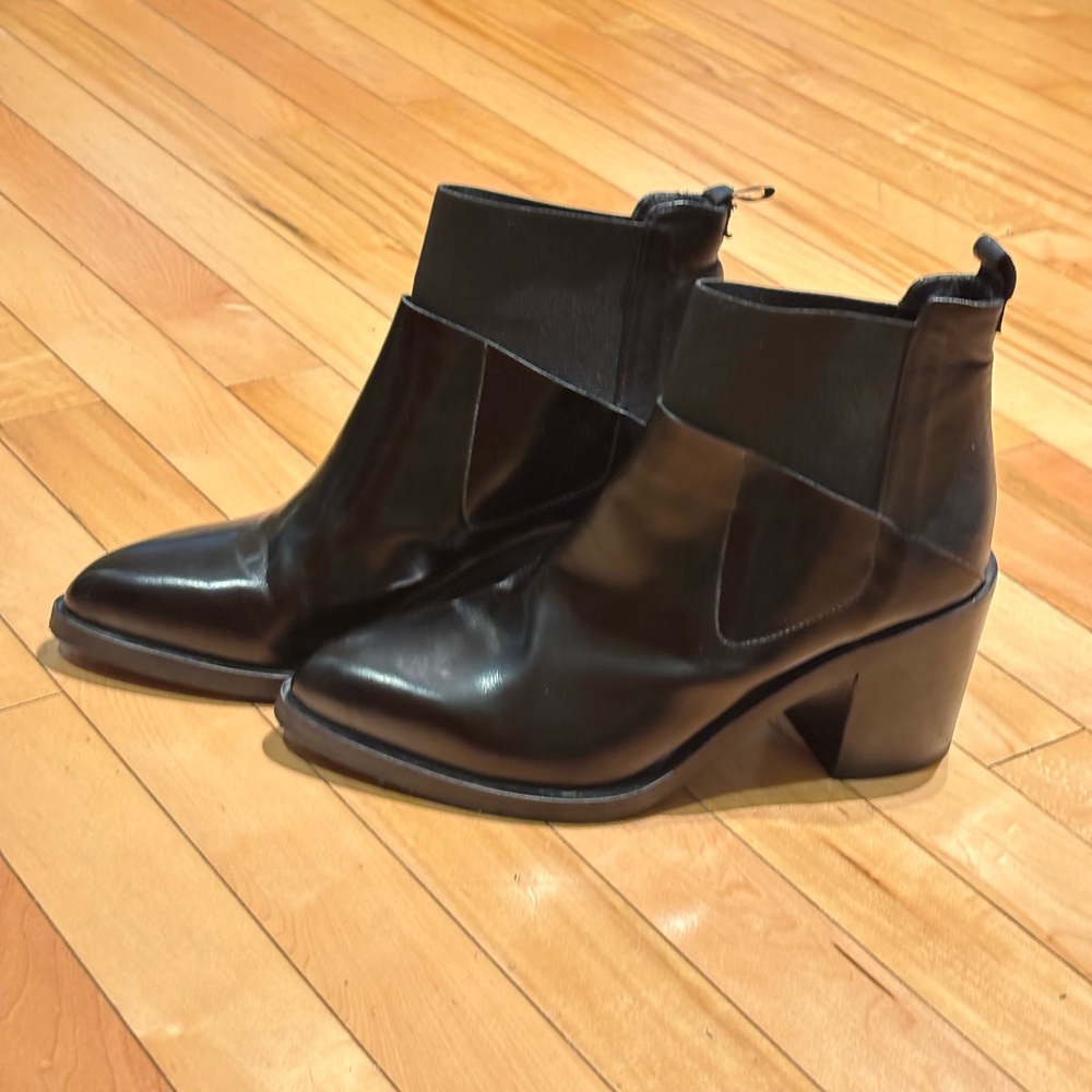 Vero Cuoio Black Ankle Boots with Sleek Design - 39